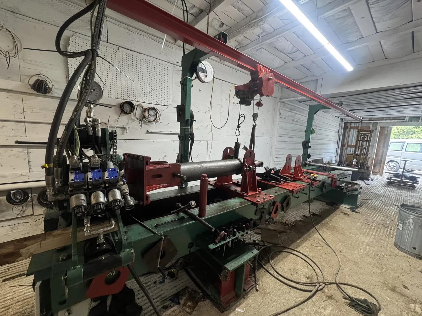 Hydraulic cylinder mounted on the repair bench