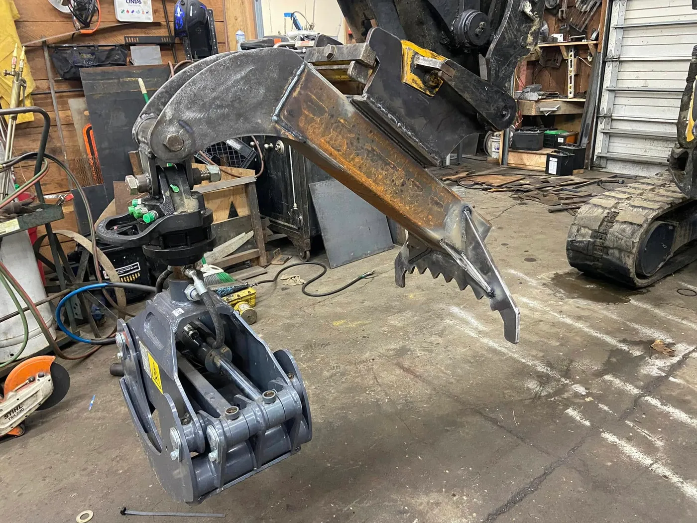 Custom steel grapple attachment with hydraulic rotator