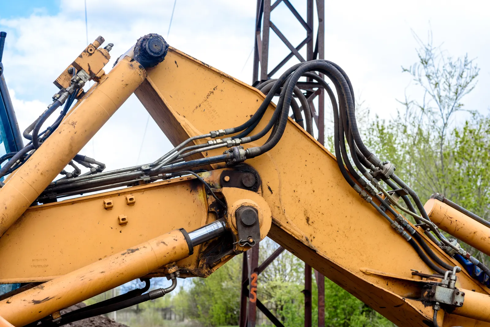 Excavator arm with hydraulic lines